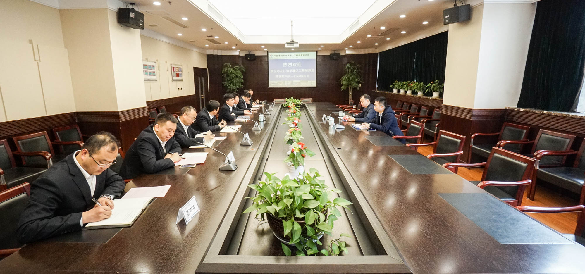 正文 滕振敏局长介绍了左江治旱灌区工程管理局的相关业务和涉及的